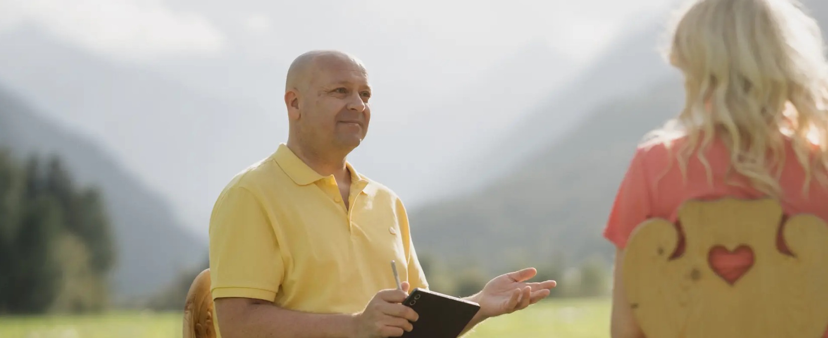 Andreas Felder im Gespräch in einer ruhigen Natursituation