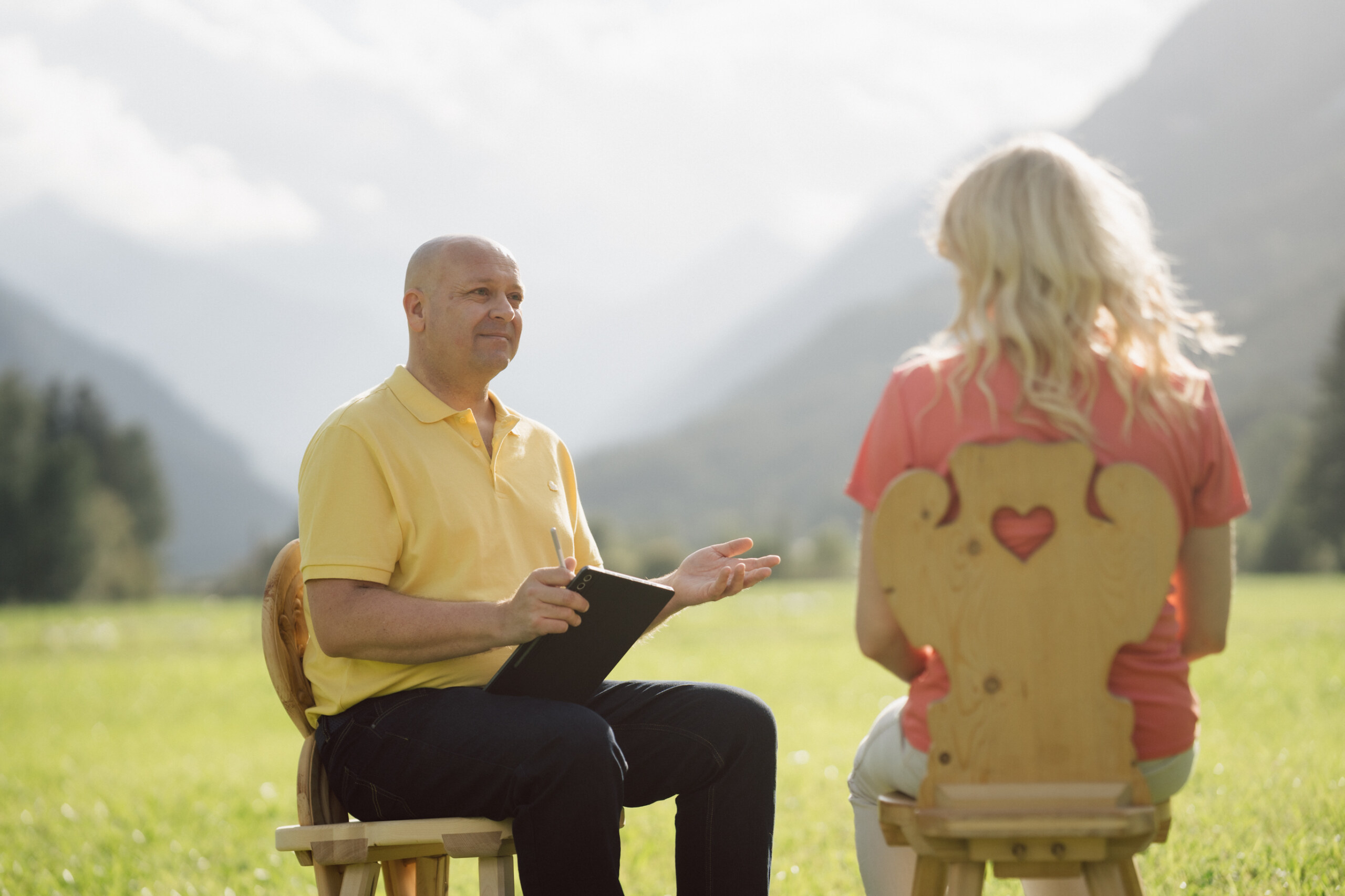 Ruhige Beratungssituation im Freien mit Andreas Felder und einer erwachsenen Person.