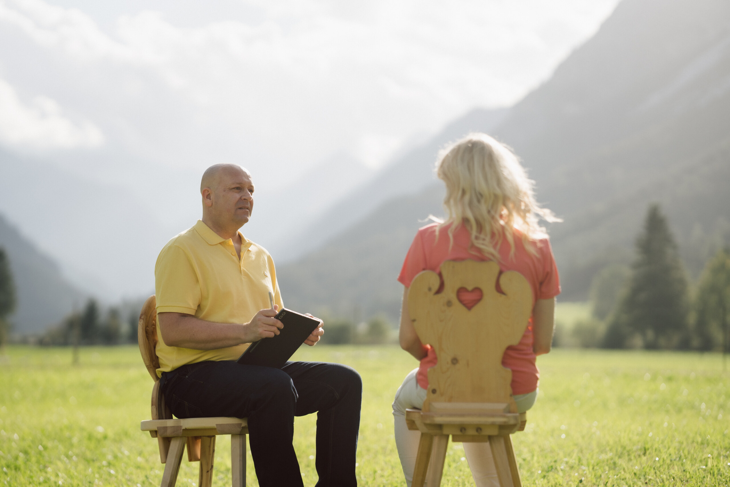 Andreas Felder in einer Beratungssituation mit einer erwachsenen Person im Freien.