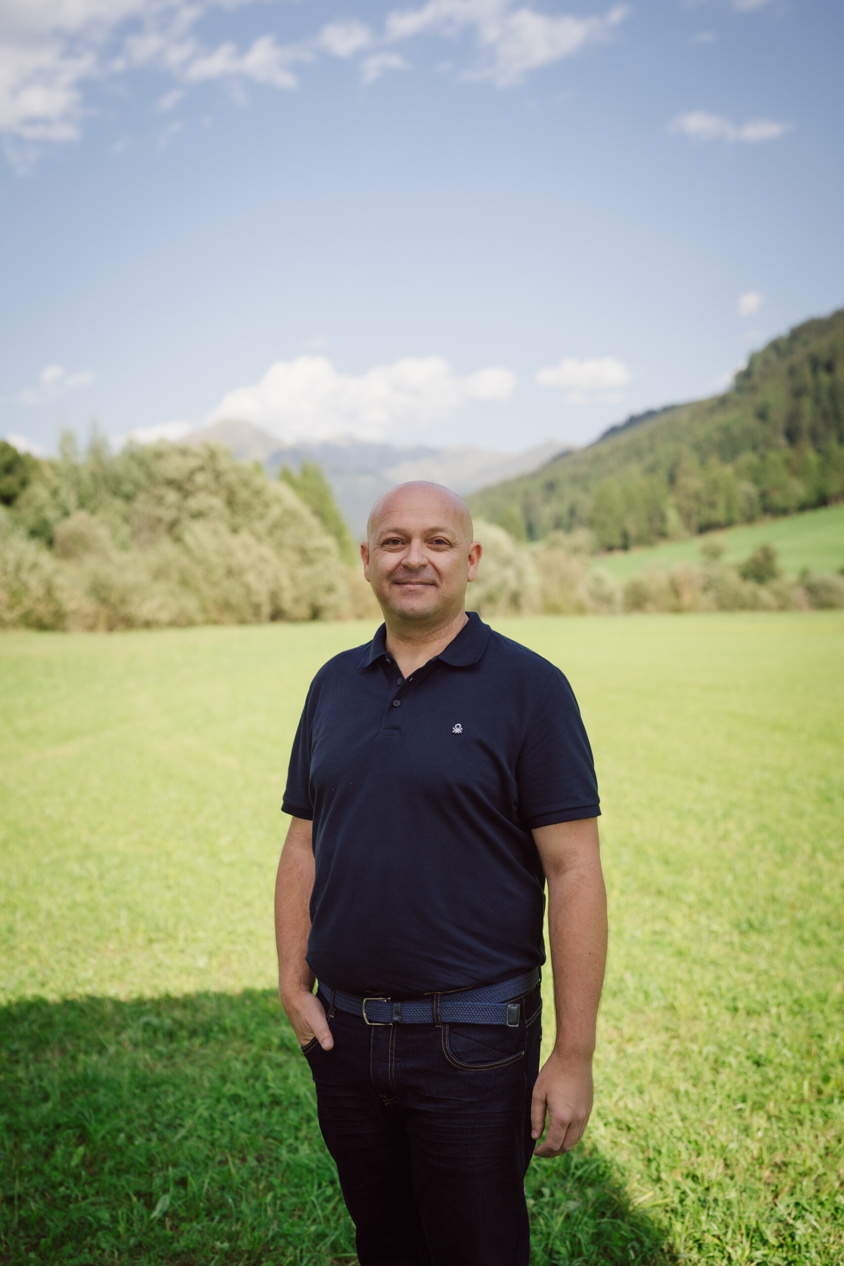 Andreas Felder, Dipl. Psychosozialer Berater, freundlich im Freien.