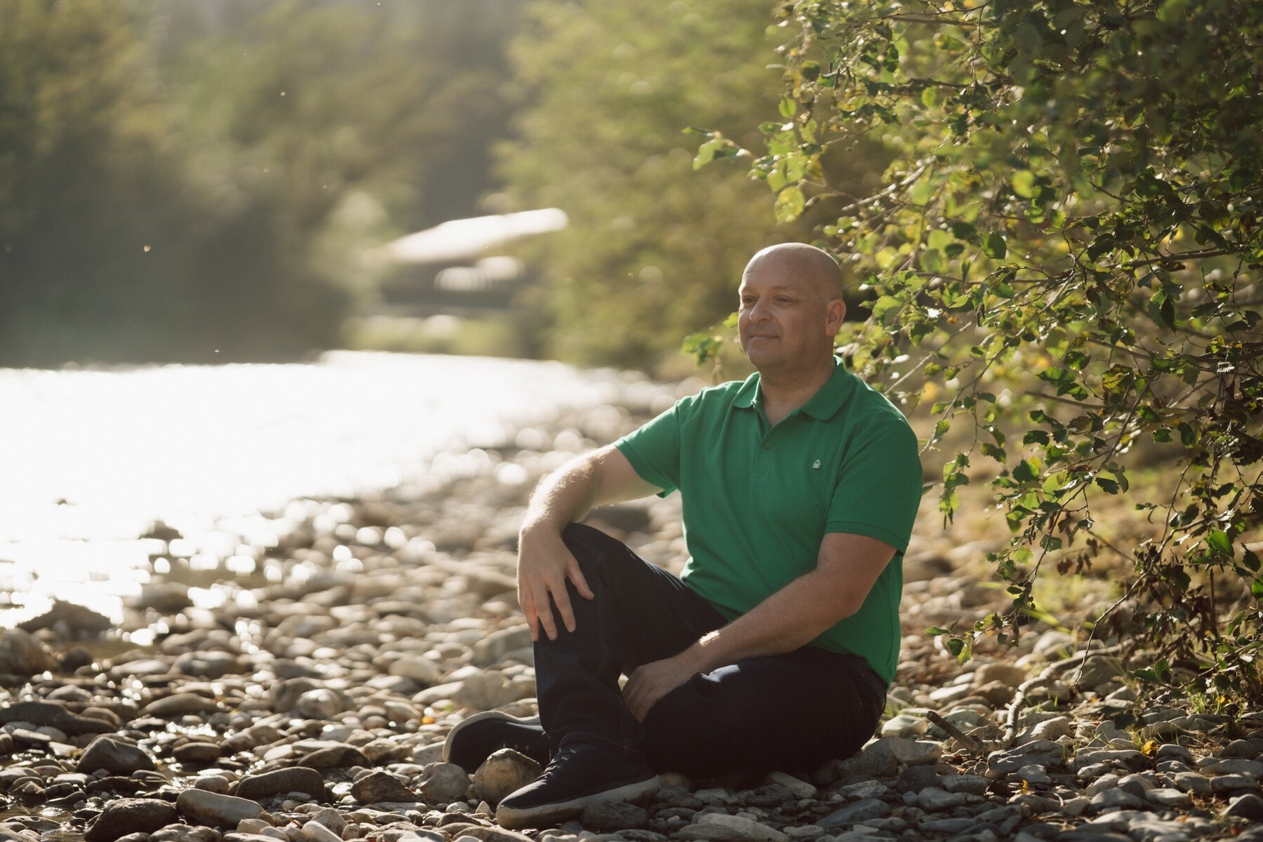 Andreas Felder in ruhiger natürlicher Umgebung am Wasser.