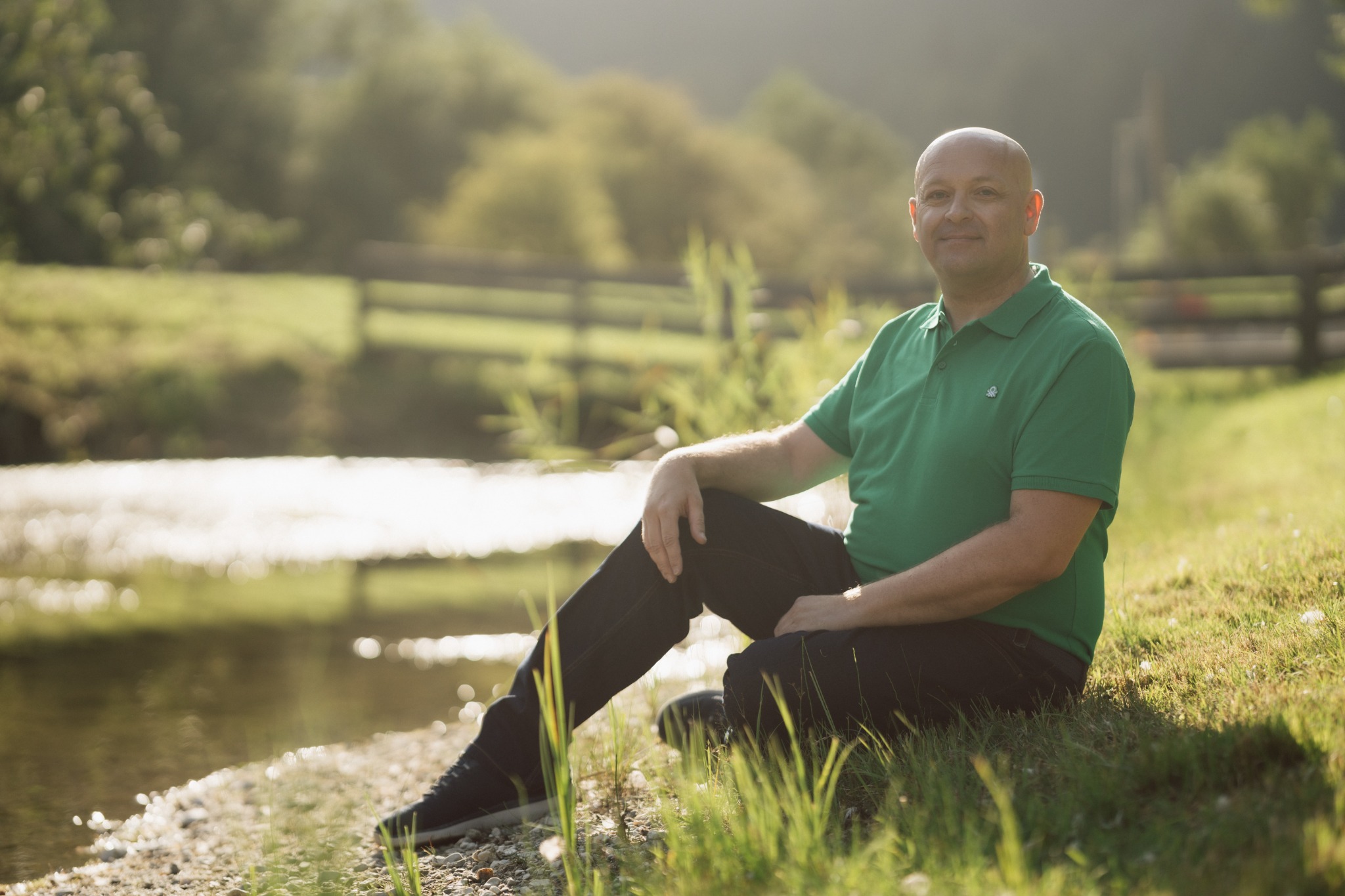 Andreas Felder in ruhiger natürlicher Umgebung am Wasser.