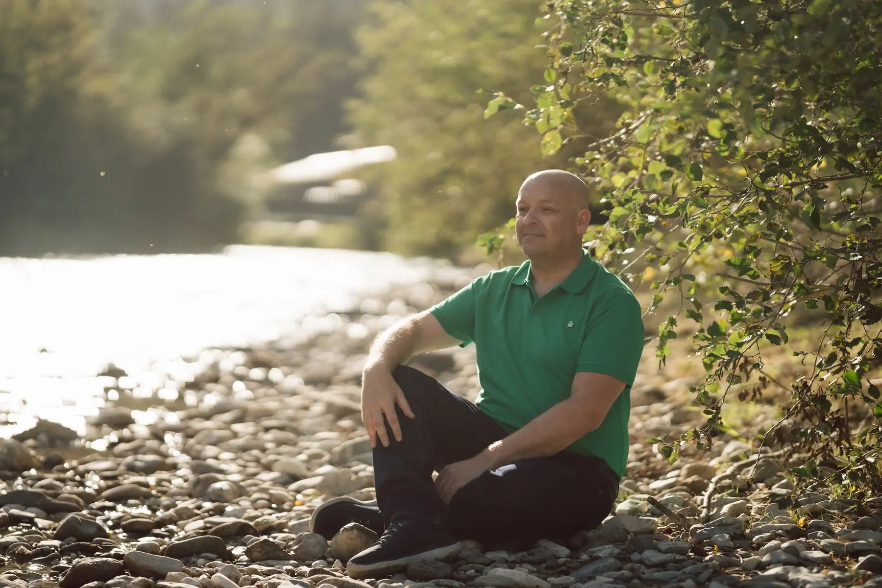 Andreas Felder in ruhiger natürlicher Umgebung am Wasser.